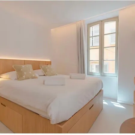 Le Clocher L Vieux Village L Shellter-rentals Saint-Tropez